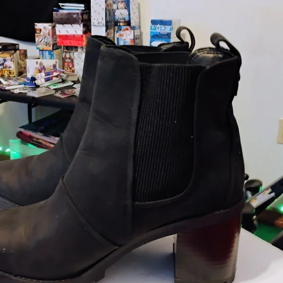 UGG Women’s Hazel Boot - Black. Ankle Boots. Never Worn. Size 9.5 - Picture 8 of 8